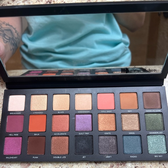 Urban Decay - Born to run eyeshadow palette - Picture 3 of 3